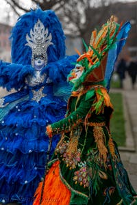 Les costumés du carnaval de Venise devant l'Arsenal de Venise.