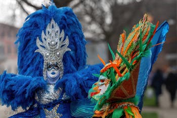 Les costumés du carnaval de Venise devant l'Arsenal de Venise.