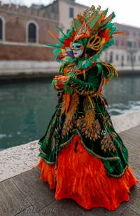 Les costumés du carnaval de Venise devant l'Arsenal de Venise.