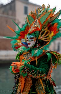 Les costumés du carnaval de Venise devant l'Arsenal de Venise.