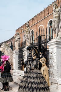 Les costumés du carnaval de Venise devant l'Arsenal de Venise.