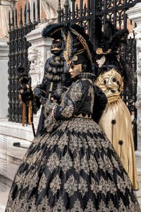 Les costumés du carnaval de Venise devant l'Arsenal de Venise.