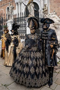 Les costumés du carnaval de Venise devant l'Arsenal de Venise.