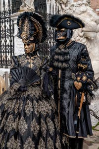 Les costumés du carnaval de Venise devant l'Arsenal de Venise.