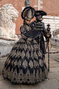 Les costumés du carnaval de Venise devant l'Arsenal de Venise.