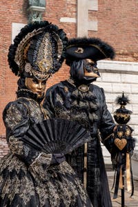 Les costumés du carnaval de Venise devant l'Arsenal de Venise.