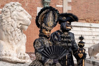 Les costumés du carnaval de Venise devant l'Arsenal de Venise.