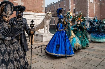 Les costumés du carnaval de Venise devant l'Arsenal de Venise.