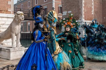 Les costumés du carnaval de Venise devant l'Arsenal de Venise.