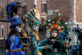 Les costumés du carnaval de Venise devant l'Arsenal de Venise.