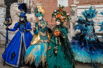 Les costumés du carnaval de Venise devant l'Arsenal de Venise.