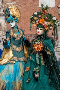 Les costumés du carnaval de Venise devant l'Arsenal de Venise.