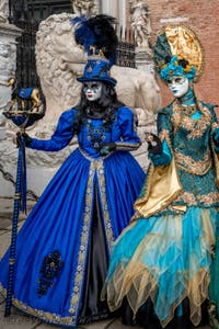 Les costumés du carnaval de Venise devant l'Arsenal de Venise.