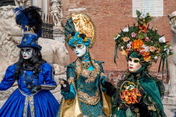 Les costumés du carnaval de Venise devant l'Arsenal de Venise.