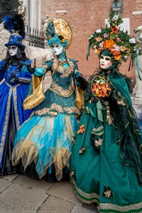 Les costumés du carnaval de Venise devant l'Arsenal de Venise.