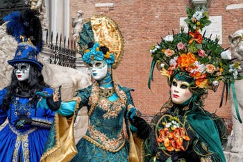 Les costumés du carnaval de Venise devant l'Arsenal de Venise.