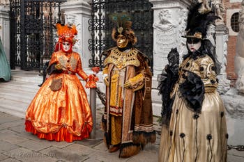 Les costumés du carnaval de Venise devant l'Arsenal de Venise.