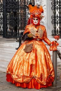 Les costumés du carnaval de Venise devant l'Arsenal de Venise.