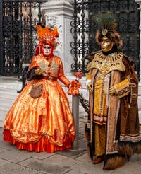 Les costumés du carnaval de Venise devant l'Arsenal de Venise.