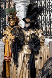 Les costumés du carnaval de Venise devant l'Arsenal de Venise.