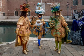 Les costumés du carnaval de Venise devant l'Arsenal de Venise.