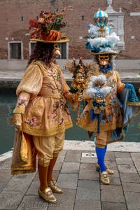 Les costumés du carnaval de Venise devant l'Arsenal de Venise.