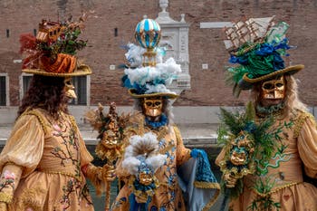 Les costumés du carnaval de Venise devant l'Arsenal de Venise.