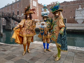 Les costumés du carnaval de Venise devant l'Arsenal de Venise.