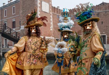 Les costumés du carnaval de Venise devant l'Arsenal de Venise.