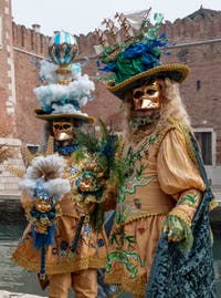 Les costumés du carnaval de Venise devant l'Arsenal de Venise.