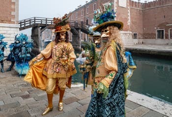 Les costumés du carnaval de Venise devant l'Arsenal de Venise.