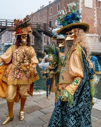 Les costumés du carnaval de Venise devant l'Arsenal de Venise.