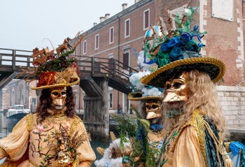 Les costumés du carnaval de Venise devant l'Arsenal de Venise.