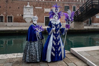 Les costumés du carnaval de Venise devant l'Arsenal de Venise.