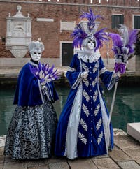 Les costumés du carnaval de Venise devant l'Arsenal de Venise.