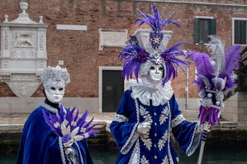 Les costumés du carnaval de Venise devant l'Arsenal de Venise.