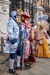 Les costumés du carnaval de Venise devant l'Arsenal de Venise.