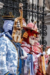 Les costumés du carnaval de Venise devant l'Arsenal de Venise.