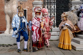 Les costumés du carnaval de Venise devant l'Arsenal de Venise.