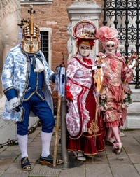 Les costumés du carnaval de Venise devant l'Arsenal de Venise.