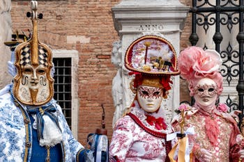 Les costumés du carnaval de Venise devant l'Arsenal de Venise.