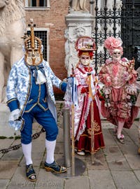 Les costumés du carnaval de Venise devant l'Arsenal de Venise.