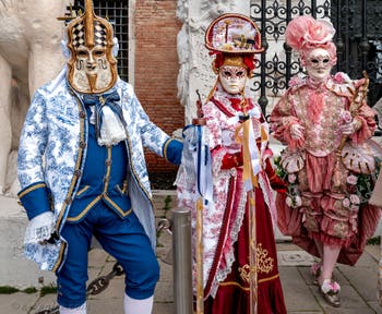 Les costumés du carnaval de Venise devant l'Arsenal de Venise.