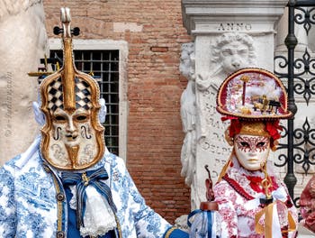 Les costumés du carnaval de Venise devant l'Arsenal de Venise.