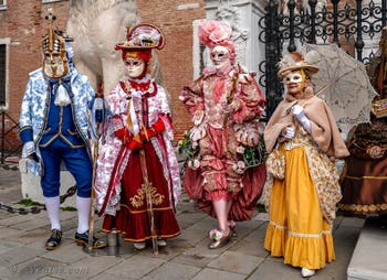 Les costumés du carnaval de Venise devant l'Arsenal de Venise.