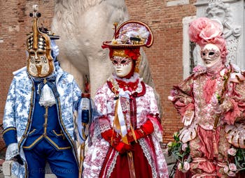 Les costumés du carnaval de Venise devant l'Arsenal de Venise.