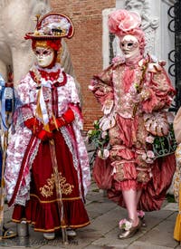 Les costumés du carnaval de Venise devant l'Arsenal de Venise.