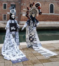 Les costumés du carnaval de Venise devant l'Arsenal de Venise.