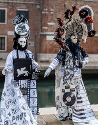 Les costumés du carnaval de Venise devant l'Arsenal de Venise.