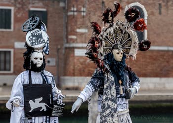 Les costumés du carnaval de Venise devant l'Arsenal de Venise.